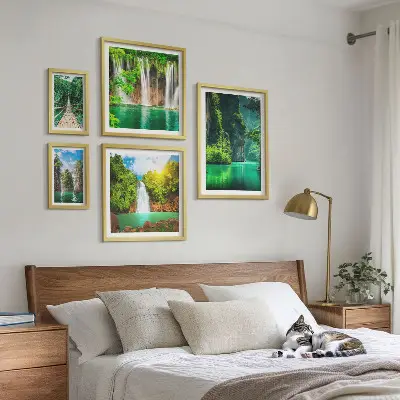 Billedsæt over sofa med motiv af tropiske vandfald i grøn natur