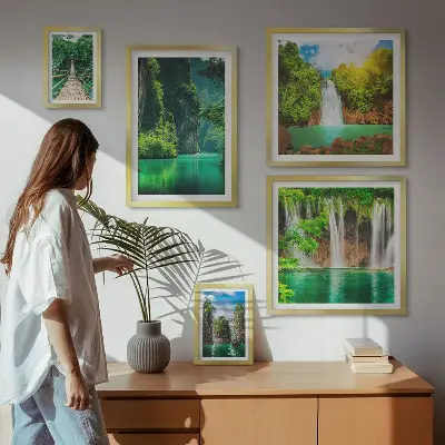 Billedsæt over sofa med motiv af tropiske vandfald i grøn natur