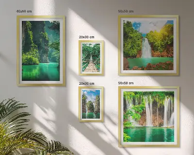 Billedsæt over sofa med motiv af tropiske vandfald i grøn natur
