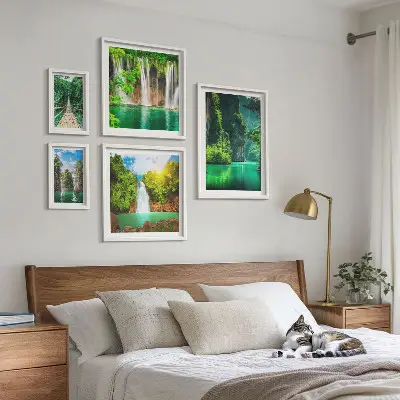 Billedsæt over sofa med motiv af tropiske vandfald i grøn natur