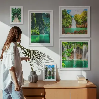 Billedsæt over sofa med motiv af tropiske vandfald i grøn natur