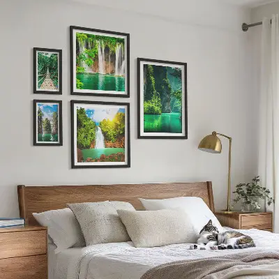 Billedsæt over sofa med motiv af tropiske vandfald i grøn natur