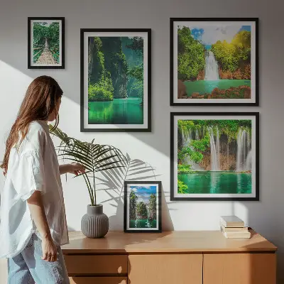 Billedsæt over sofa med motiv af tropiske vandfald i grøn natur