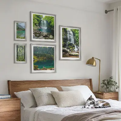 Billedsæt over sofa med motiv af vandfald og skovlandskaber