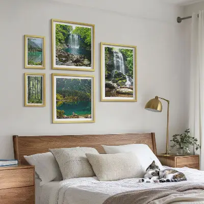 Billedsæt over sofa med motiv af vandfald og skovlandskaber