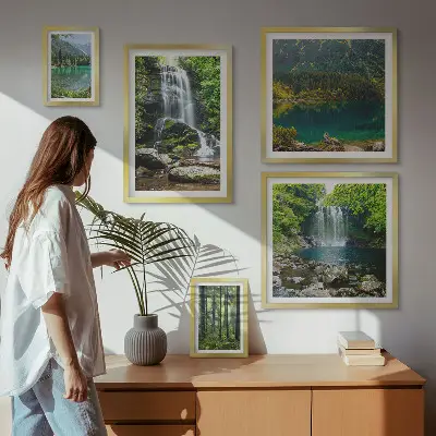Billedsæt over sofa med motiv af vandfald og skovlandskaber