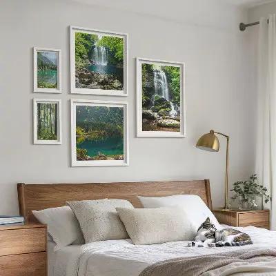 Billedsæt over sofa med motiv af vandfald og skovlandskaber