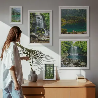 Billedsæt over sofa med motiv af vandfald og skovlandskaber