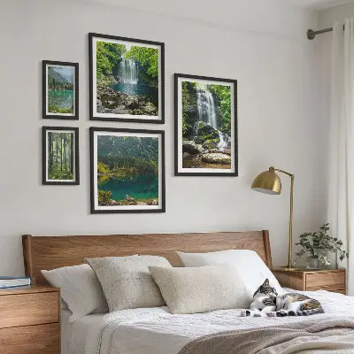 Billedsæt over sofa med motiv af vandfald og skovlandskaber