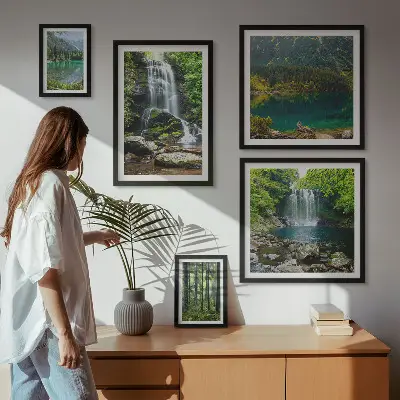 Billedsæt over sofa med motiv af vandfald og skovlandskaber