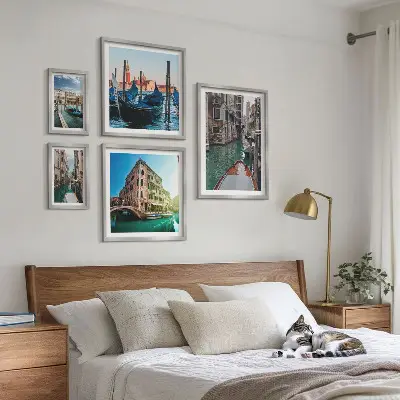 Billedsæt over sofa med motiv af Venedigs gondoler