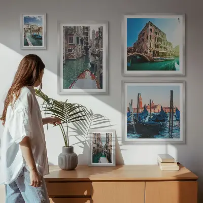 Billedsæt over sofa med motiv af Venedigs gondoler