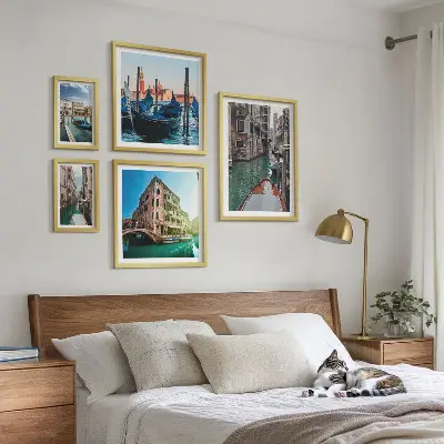 Billedsæt over sofa med motiv af Venedigs gondoler