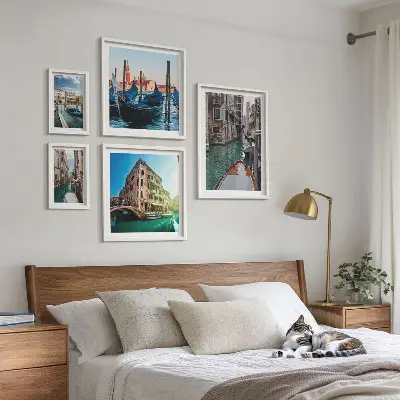 Billedsæt over sofa med motiv af Venedigs gondoler