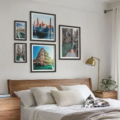 Billedsæt over sofa med motiv af Venedigs gondoler