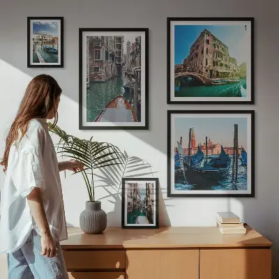 Billedsæt over sofa med motiv af Venedigs gondoler