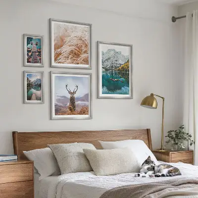 Billedsæt over sofa med motiv af bjerglandskaber og natur