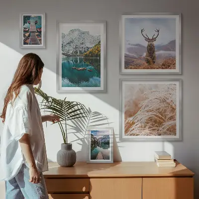 Billedsæt over sofa med motiv af bjerglandskaber og natur