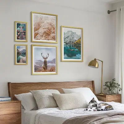 Billedsæt over sofa med motiv af bjerglandskaber og natur