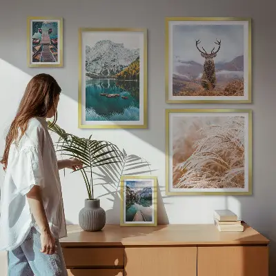 Billedsæt over sofa med motiv af bjerglandskaber og natur