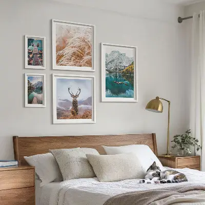 Billedsæt over sofa med motiv af bjerglandskaber og natur