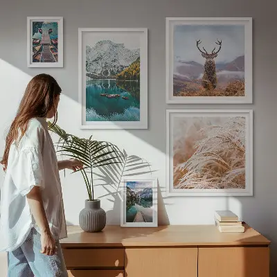 Billedsæt over sofa med motiv af bjerglandskaber og natur