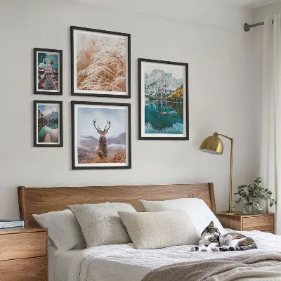 Billedsæt over sofa med motiv af bjerglandskaber og natur