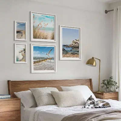 Billedsæt over sofa med strandlandskaber ved havet