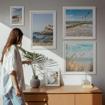 Billedsæt over sofa med strandlandskaber ved havet