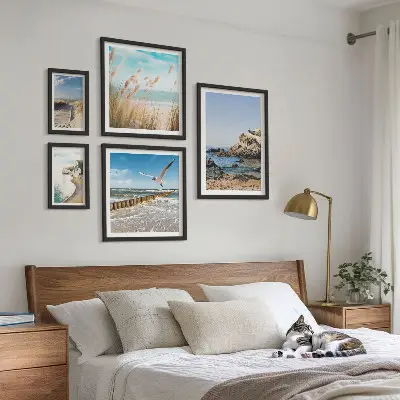 Billedsæt over sofa med strandlandskaber ved havet