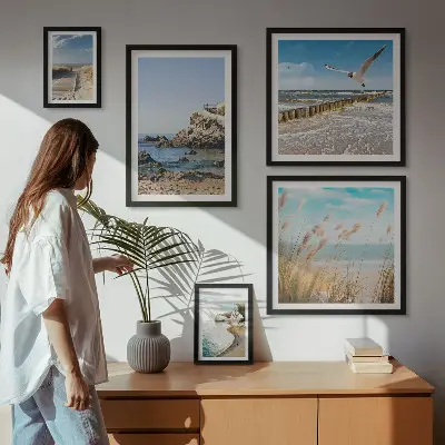 Billedsæt over sofa med strandlandskaber ved havet