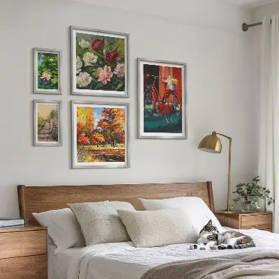 Billedsæt over sofa med motiv af blomstercykler i naturen