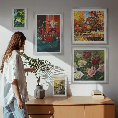 Billedsæt over sofa med motiv af blomstercykler i naturen