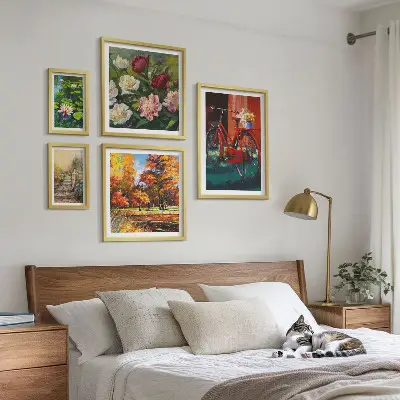 Billedsæt over sofa med motiv af blomstercykler i naturen