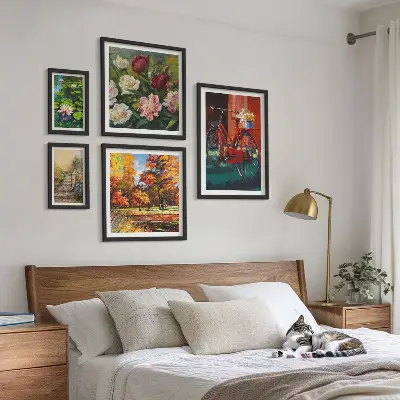 Billedsæt over sofa med motiv af blomstercykler i naturen