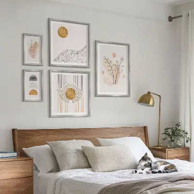 Billedsæt over sofa med minimalistiske plantemotiver