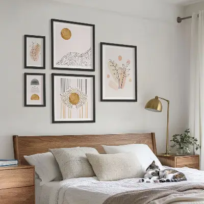 Billedsæt over sofa med minimalistiske plantemotiver