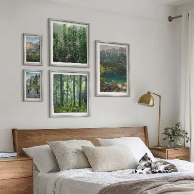 Billedsæt med bjerglandskaber og skove til ophængning over sofa