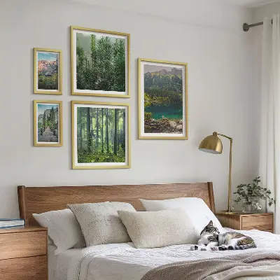 Billedsæt med bjerglandskaber og skove til ophængning over sofa
