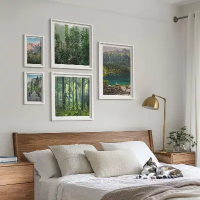 Billedsæt med bjerglandskaber og skove til ophængning over sofa