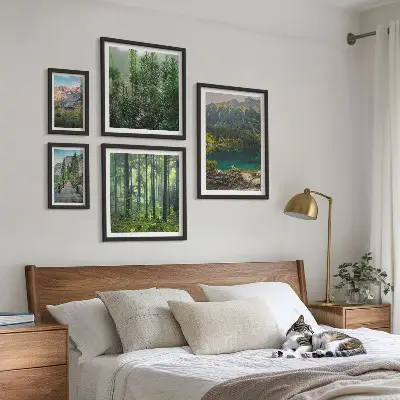 Billedsæt med bjerglandskaber og skove til ophængning over sofa