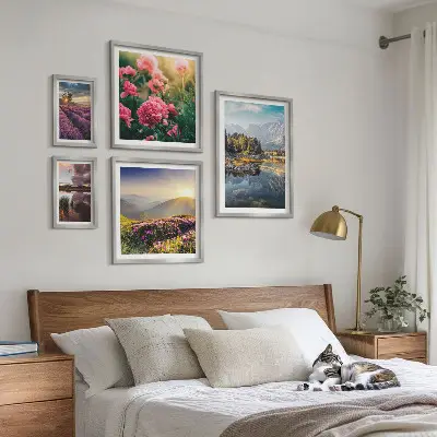 Billedsæt over sofa med motiver af landskaber, natur, blomster og bjerge