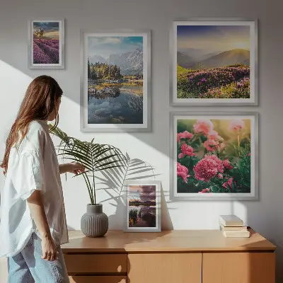 Billedsæt over sofa med motiver af landskaber, natur, blomster og bjerge
