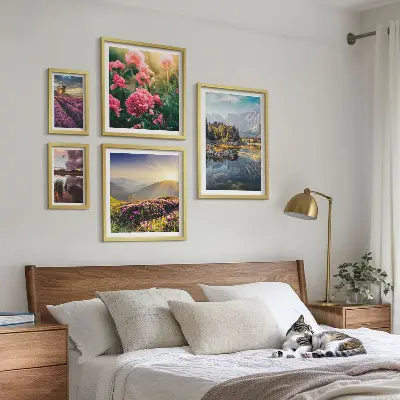 Billedsæt over sofa med motiver af landskaber, natur, blomster og bjerge
