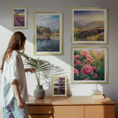 Billedsæt over sofa med motiver af landskaber, natur, blomster og bjerge