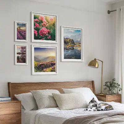Billedsæt over sofa med motiver af landskaber, natur, blomster og bjerge