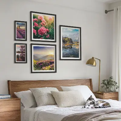Billedsæt over sofa med motiver af landskaber, natur, blomster og bjerge