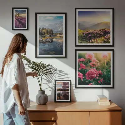 Billedsæt over sofa med motiver af landskaber, natur, blomster og bjerge