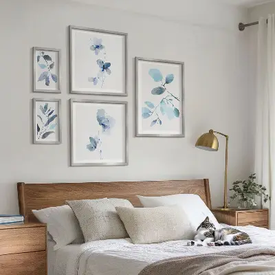 Billedsæt over sofa med blå planteaccenter