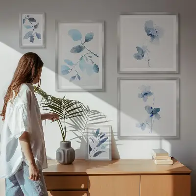 Billedsæt over sofa med blå planteaccenter